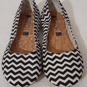 Movmnt Grace Flat 7.5 women's shoes white and black zigzag line